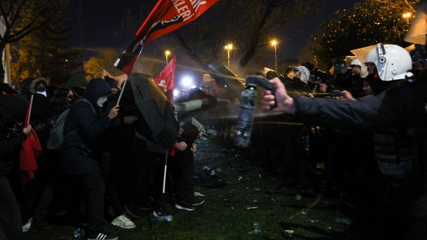 Сълзотворен газ и гумени куршуми срещу протестиращите в Истанбул