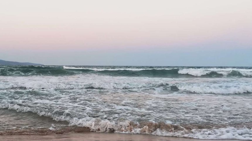Морето завлече дете край Приморско, едва не се удави, лекари се борят за живота му