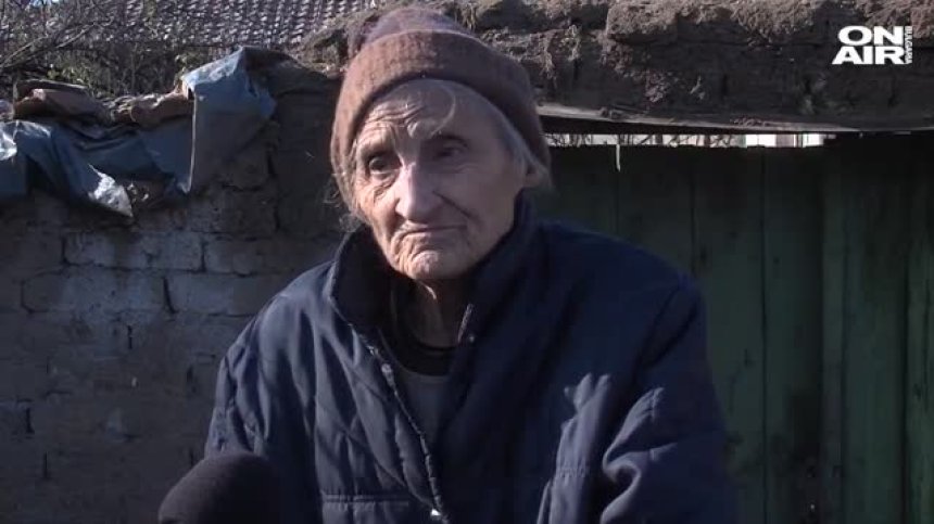 Благородна кауза: Млад мъж помага на възрастни жени, които живеят в мизерия
