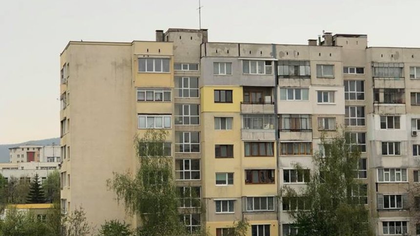 Бургазлийка се хвърли от 7-ия етаж на жилищен блок
