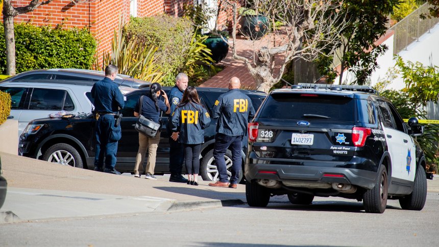 Нападателят с чук в дома на Пелоси крещял "Къде е Нанси?", диспечер от 911 чул всичко