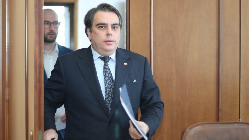 Василев: Парламентът вече взе решение за "Лукойл"- дерогацията да продължи до 2024 г.