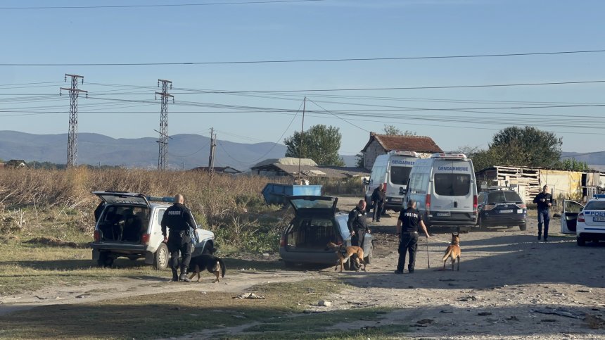 Полицай е намушкан с нож в гърдите в ромски квартал в Казанлък