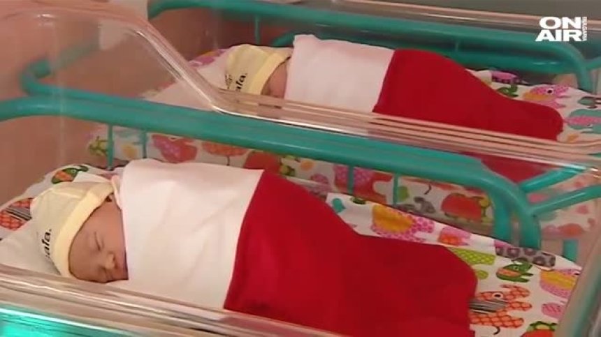 Семейни вълнения: Изписват бебета в коледни чорапи във Варна