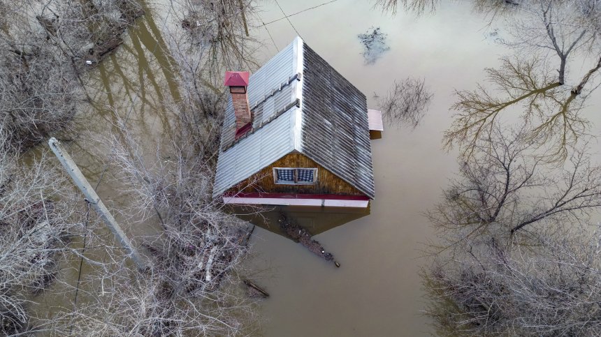 Русия е заплашена от радиоактивна кал след наводненията