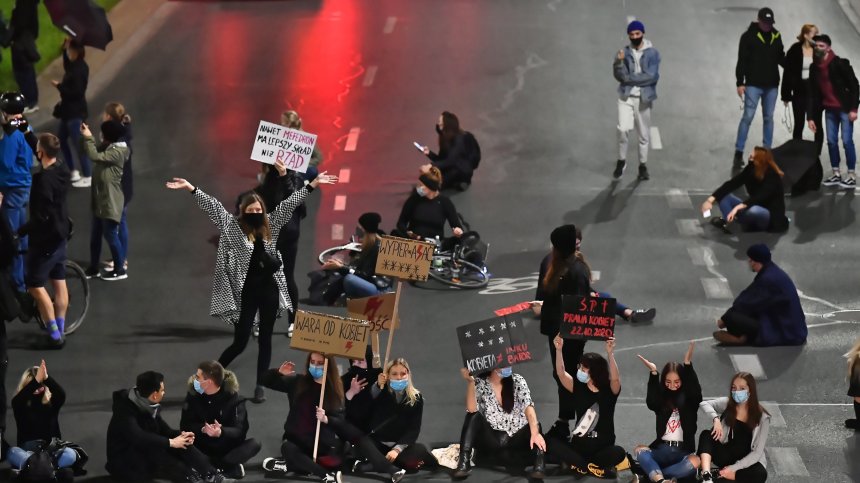 5 дни протести в Полша заради закона за абортите, блокираха пътища (+видео)
