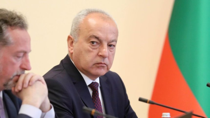 Донев: Търсим равнопоставеност, без да орязваме доходите на държавните служители