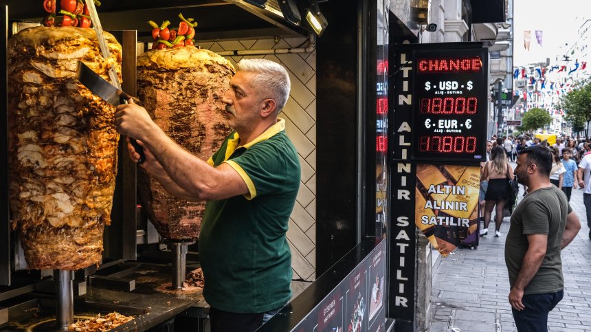 Дюнери без купувачи: Търговците на улична храна в Истанбул понасят тежък удар