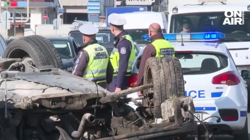 Кола се обърна по таван на Околовръстното, ранени са двама души