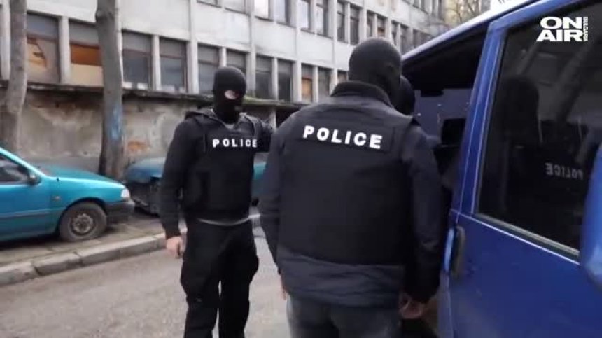 Арестуваните висши полицаи откраднали печеливш фиш от възрастна жена