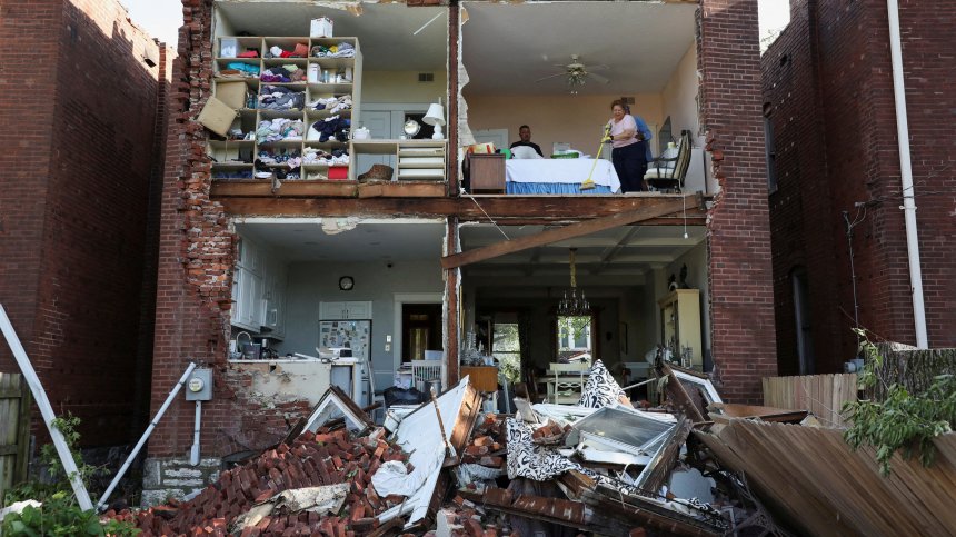 Ужасяващи щети след разрушителните торнада в САЩ (СНИМКИ)