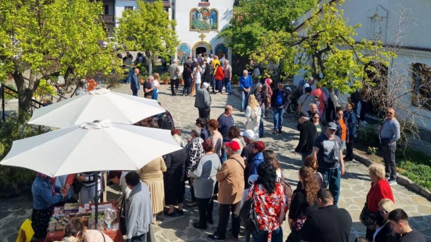 Стотици желаещи да се докоснат до чудото в манастир "Св. Георги" в Поморие (ВИДЕО)