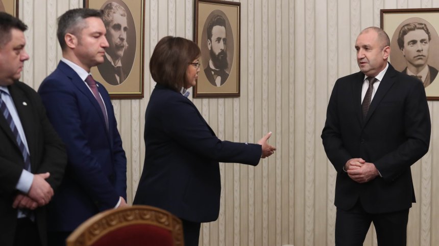 Нинова даде на Радев празна папка