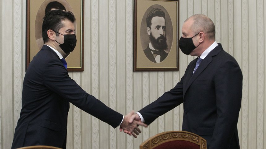 Радев връчва на Кирил Петков мандат за съставяне на правителство
