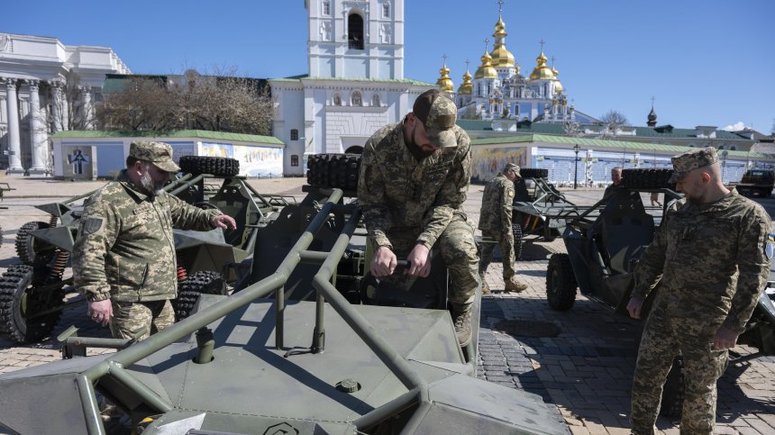 Войници оцеляват без храна, с дъждовна вода и сняг на фронта в Украйна