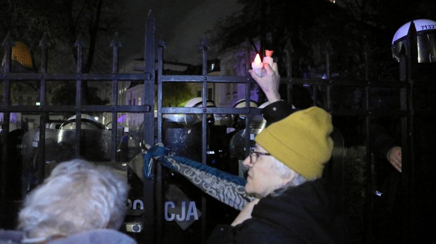 Напрежение в Полша, протестиращи опитаха да щурмуват Конституционния съд