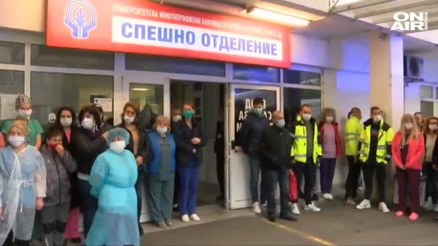 Бургаски медици на мълчаливо бдение в памет на колеги, починали от коронавирус 