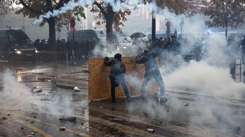 Близо 1000 арестувани във Франция след масови протести, прераснали в сблъсъци, палежи и хаос