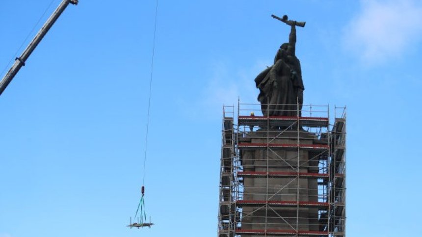 Кран и полиция на Паметника на Съветската армия, свалят се най-високите фигури от монумента