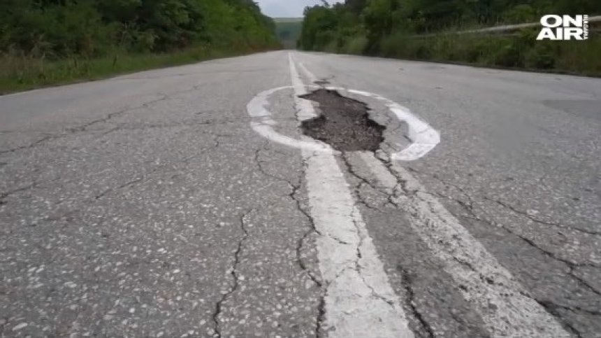 Иронични надписи "Срам", "Винетка" и "С любов към АПИ" на пътя Русе – Кубрат