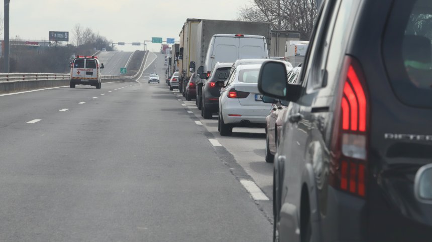 Камион удари автобус на АМ "Тракия", откараха пътник в болница