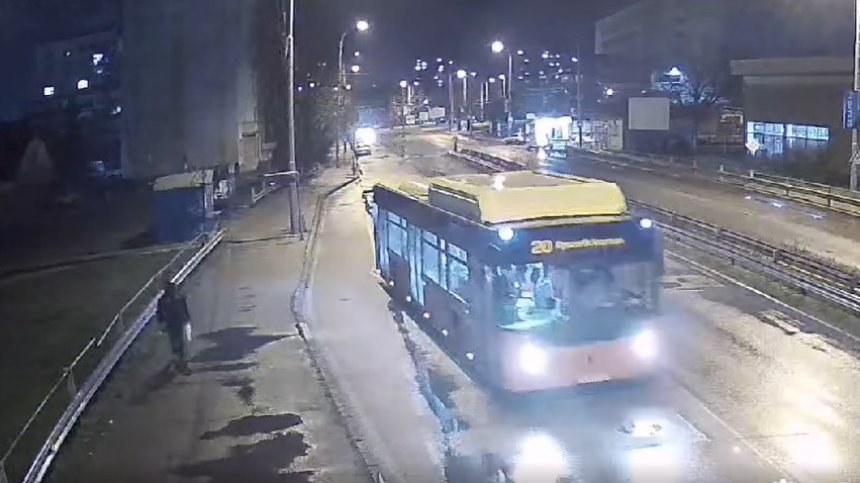 Хванаха мъжа, потрошил автобус на градския транспорт в Перник