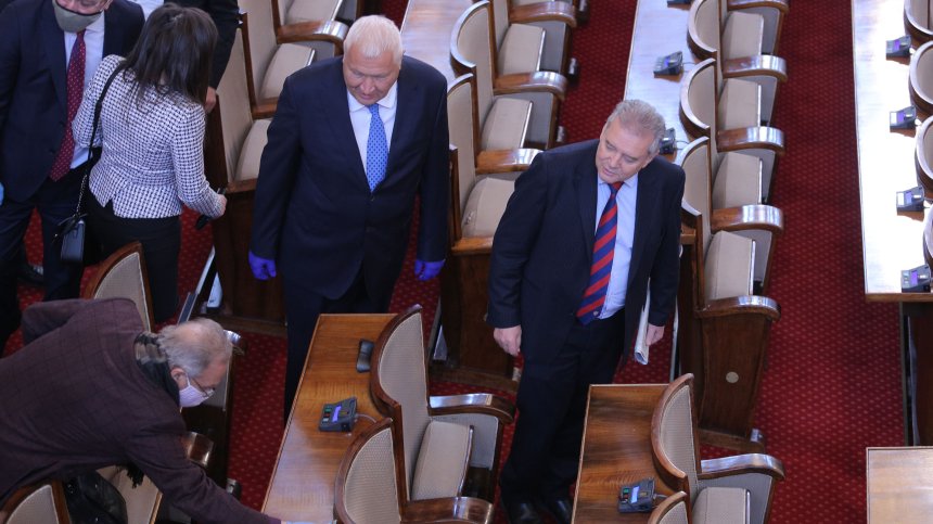 Депутатите обсъждат идеята за финансови компенсации за медиците