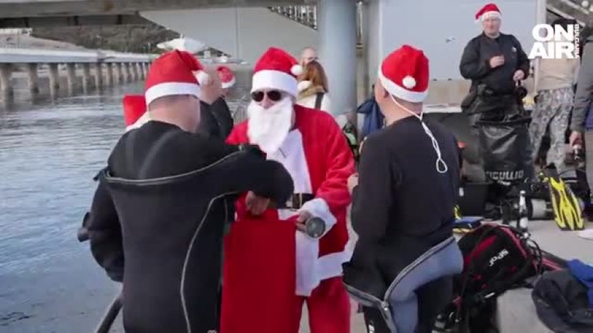 Водолази отвориха шампанско в морето и изтеглиха късмети под вода