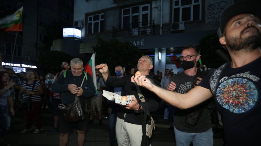 Яйца по сградата на НФСБ, недоволство срещу кабинета и Симеонов
