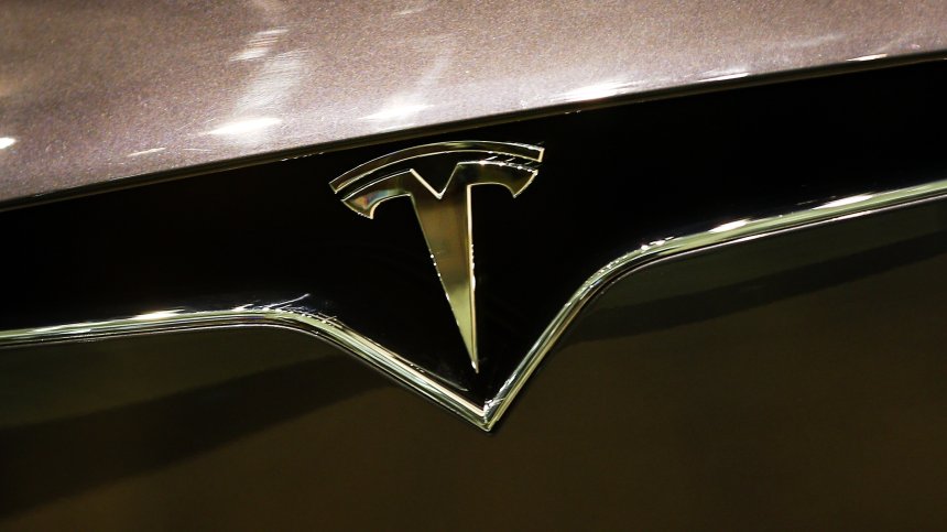 Засякоха проблем в 3 модела на Tesla, довел до над 100 катастрофи