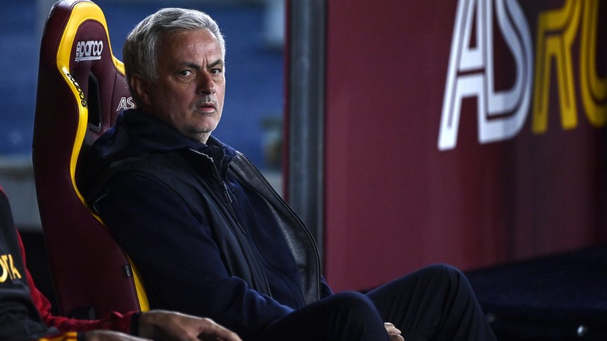 Моуриньо сломен след загубата в Прага, Ерик тен Хаг скоро изхвърча от "Юнайтед"