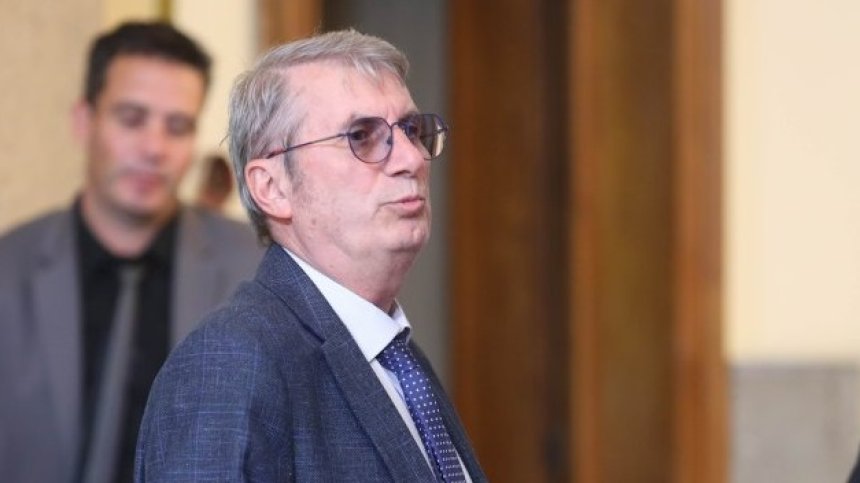 Депутатите прекъсват ваканцията си заради нападението над Дебора (ОБНОВЕНА)