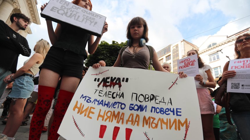 Първа оставка след обезобразяването на Дебора, случаят отвори много стари рани