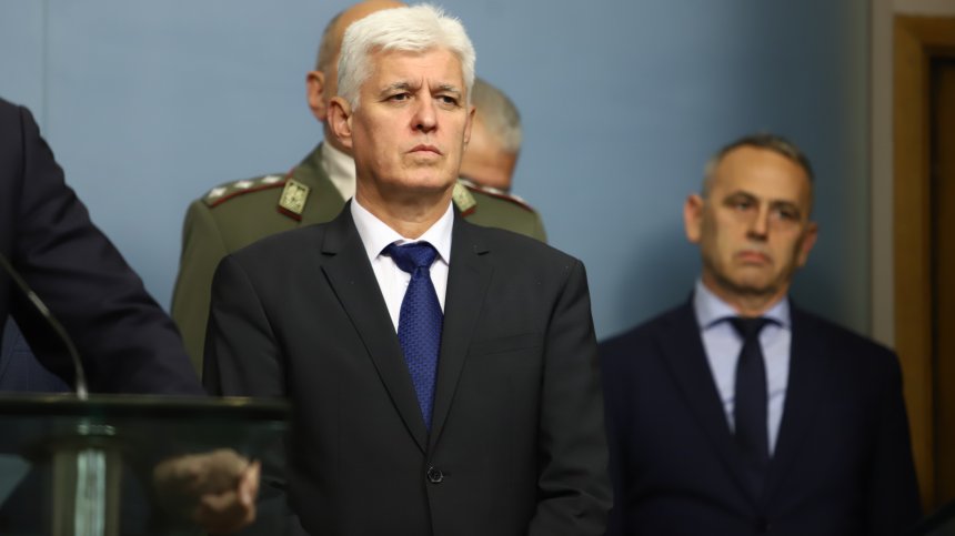 Пилотът на разбилия се самолет не съобщил за проблем. МО: Парашутът се е отворил