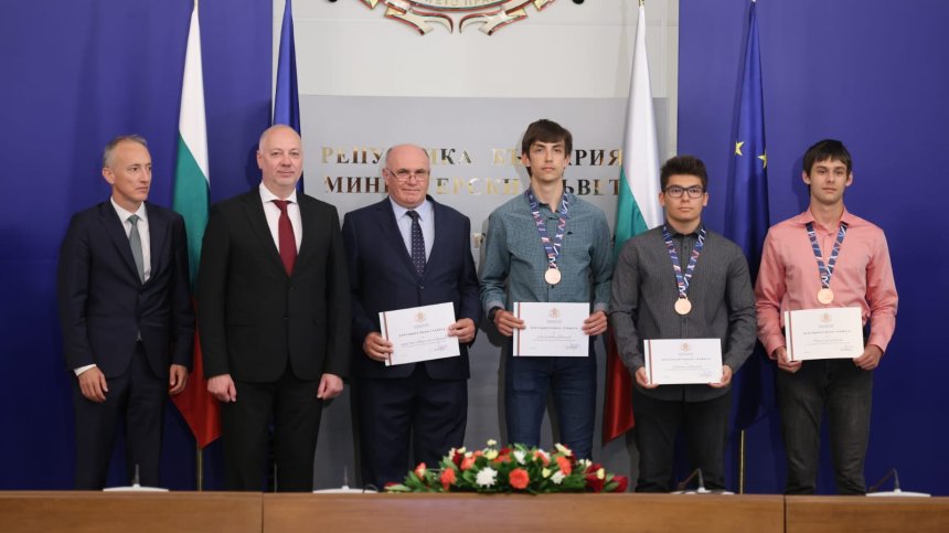 Росен Желязков награди медалистите ни от международни олимпиади