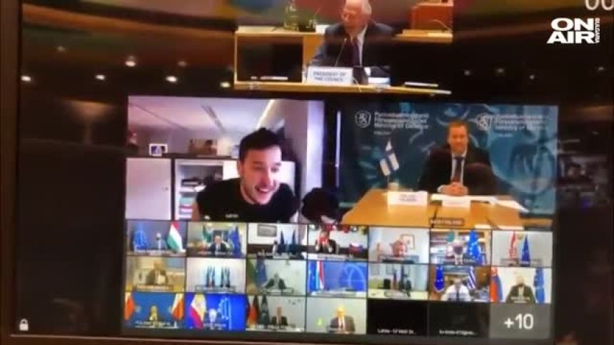 Журналист хакер се включи в поверителна видеоконференция