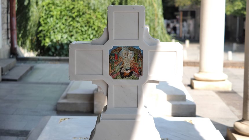 Поругаха гроба на патриарх Неофит за пореден път (+СНИМКИ)