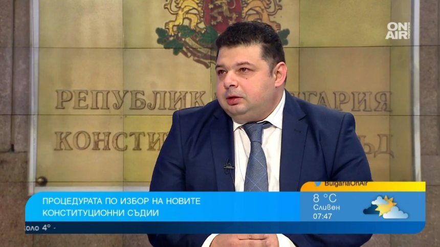 Радев може да спре новите конституционни съдии, те трябва да подадат по две оставки