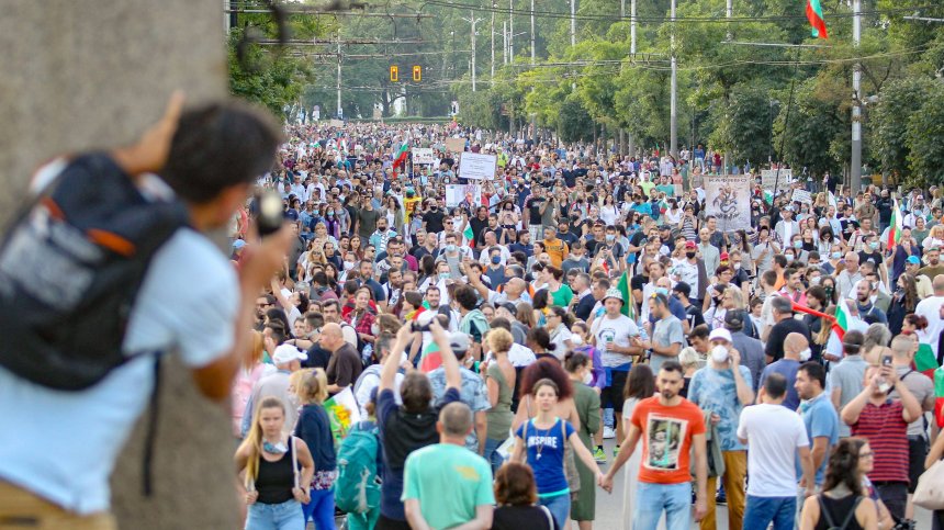 7 са арестуваните при протестите в петък, един от тях бил с нож