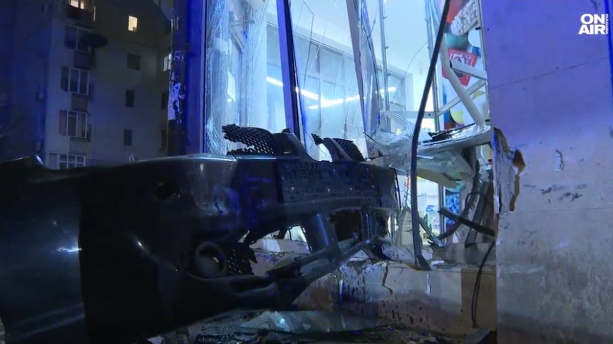 Кола влетя във витрина на аптека след удар с такси в Пловдив