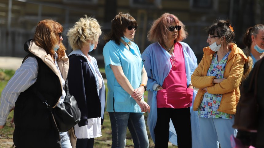 Медицинските ни сестри живеят в болниците, работят с по 250 часа отгоре на месец