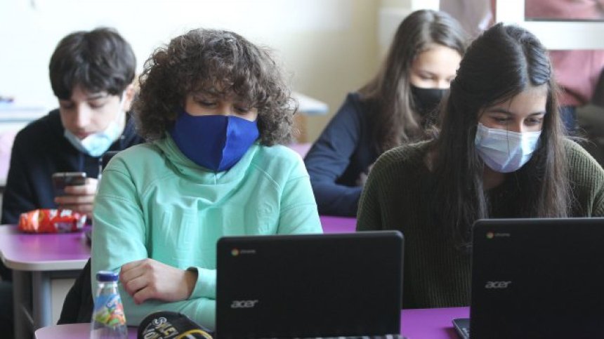 Хиляди ученици са под карантина, защото са контактни, директор зове за масово тестване
