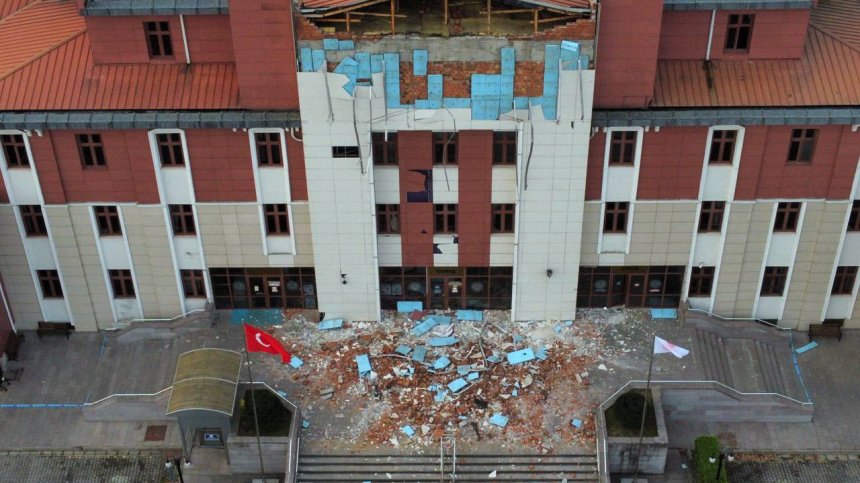 Загинал и над 70 ранени след труса в Турция, мнозина са скачали през прозорците или терасите 