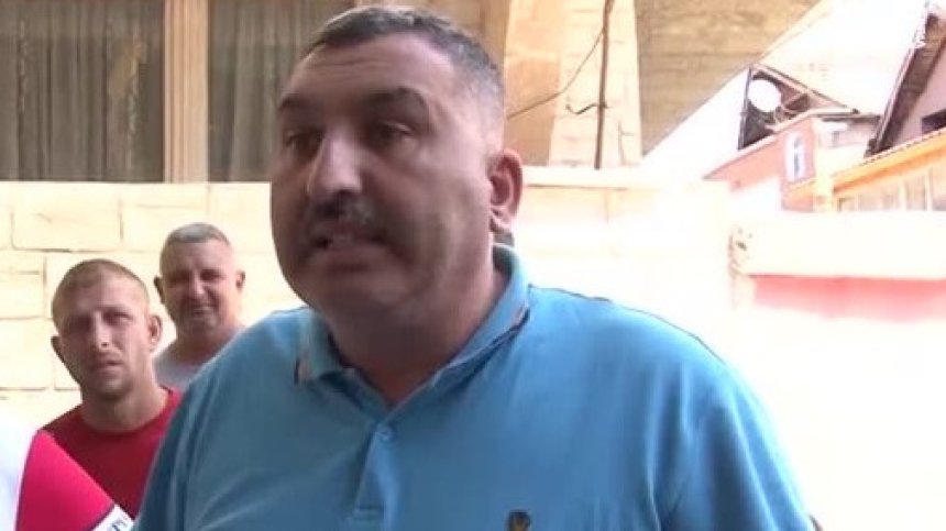 Роми протестират в Сливен - полицията спира сватбарите, които с часове шестват по улиците