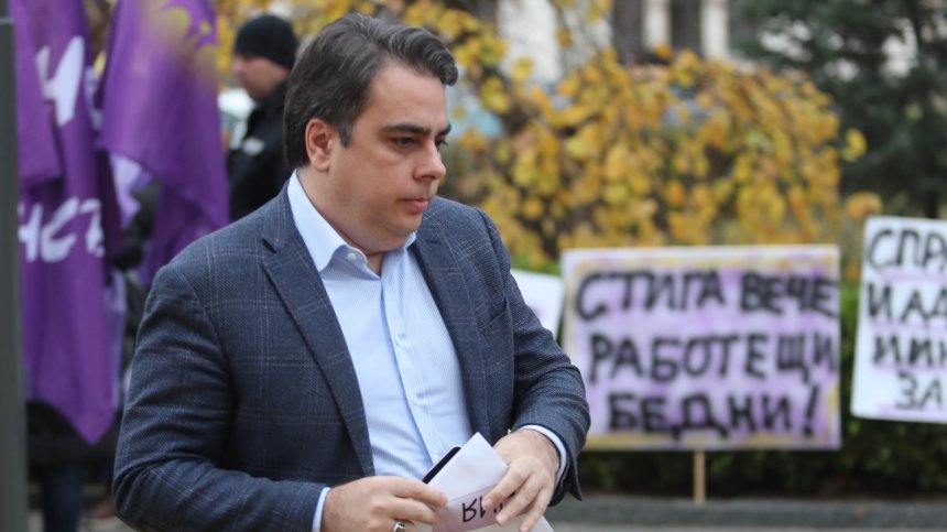 "Стига вече работещи бедни" призовават протестиращи от КНСБ пред НС
