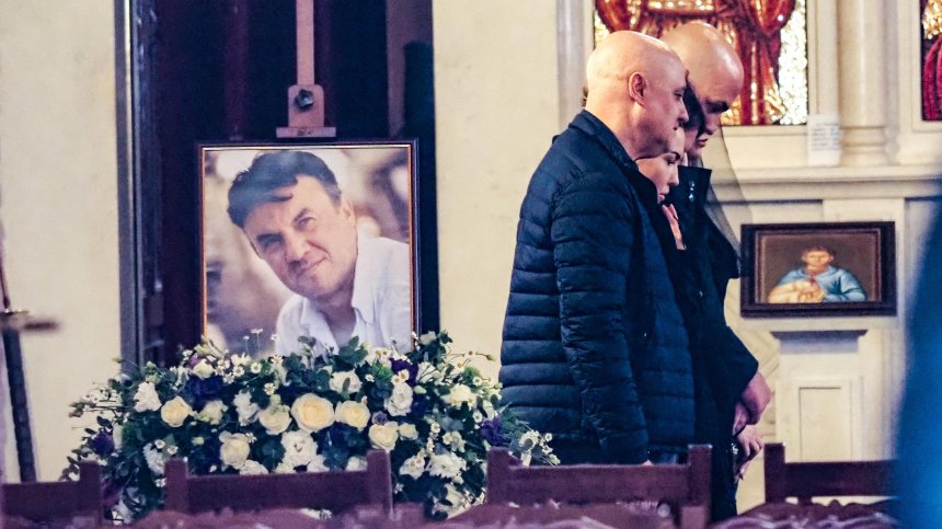 Бели рози, дъжд и спомени на поклонението на Боби Михайлов: "Обичаше живота"