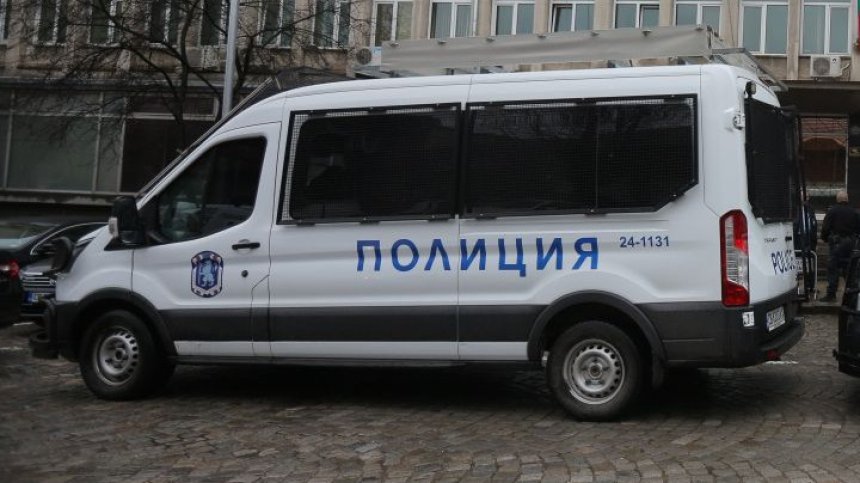 Жена намушка двама младежи, защото били шумни през нощта