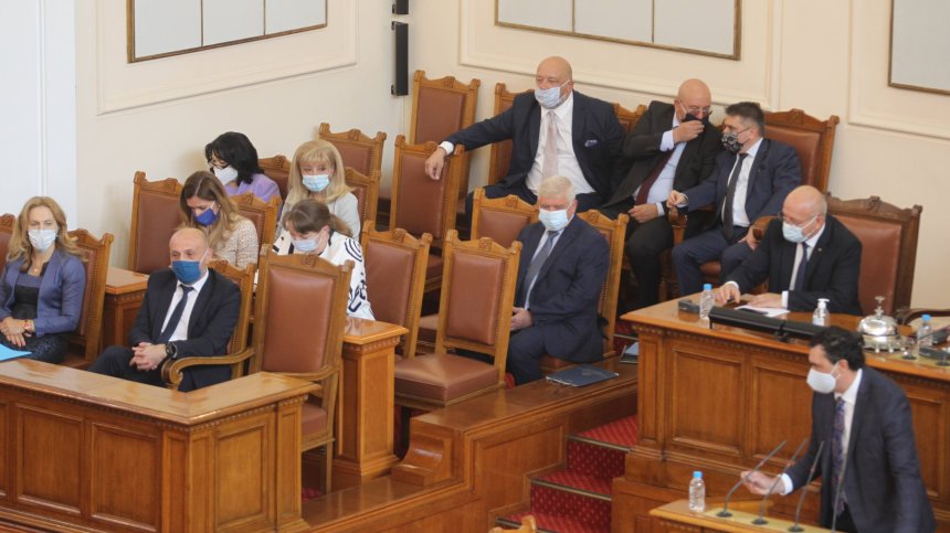 Парламентът гласува оставките на петимата министри