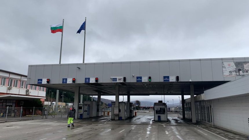 Турски тираджия блъсна граничен полицай, жената е с опасност за живота