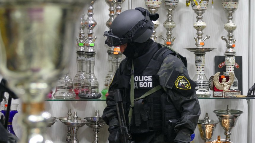 Дават на съд деветима и полицай за незаконен трафик на тютюн